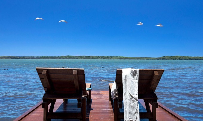 Weyba Downs House | 3 Bedroom Luxury Lakehouse - Stunning 3 bedroom Lakefront house with double spas