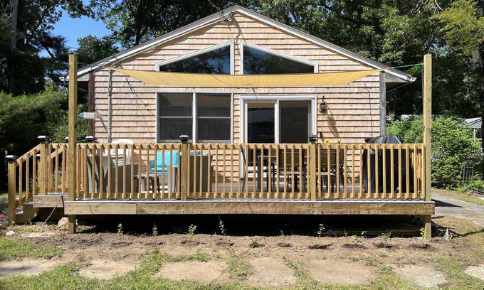 Kenyon House | 3-bedroom vacation home 5 minutes from the beach with beach parking