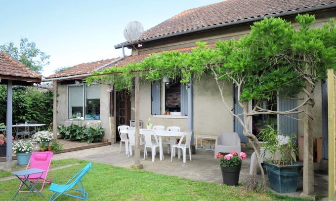 Carcans Villa | 3 bedroom Villa, sleeps 8 in Carcans with WiFi