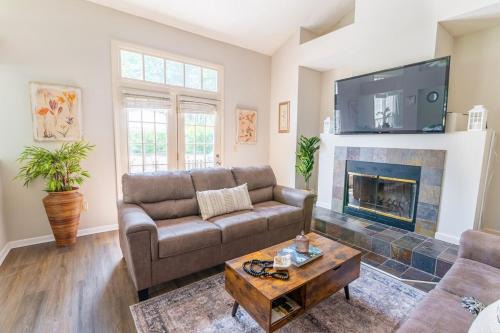 Cary House | 3 Beds, Kids Friendly Ranch,Jaccuzzi Tub,Walk to Food Lion,Restaurant, Keurig , sleep noise machine,Crib,5G