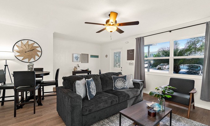 Cape Caneveral Beach Gardens House | 3 BR 1.5 BATH, Near Nasa, SpaceX, & 4 Blocks to Beach! 50 Minutes to Orlando.