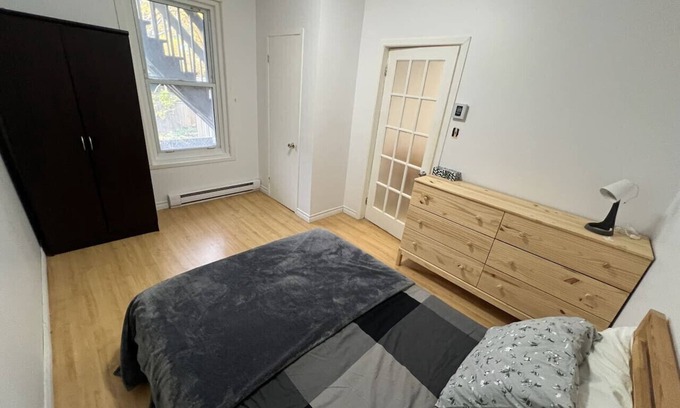 Saint-Jean-Baptiste Apartment | 3 BR Family Retreat: AC, Laundry & Walk to Grande Allée