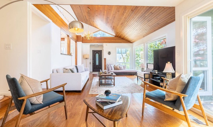 Upper Lonsdale House | 3 BR house in a true craftsman home in North Vancouver With DT View.