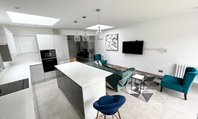 West Hendon House | 3 Cosy Homes Walking Distance to Mall with Parking Available to Book Separately 3 Bed House Or 1 Bed Apartment Or Studio