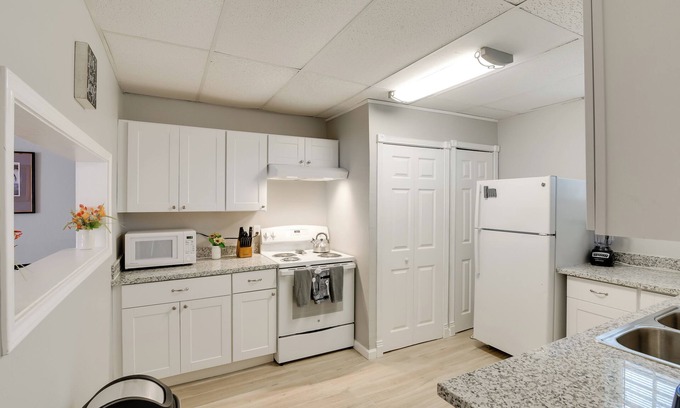 Galveston Apartment | 3 Mi to Dtwn Galveston: Beautiful Apt w/Deck!