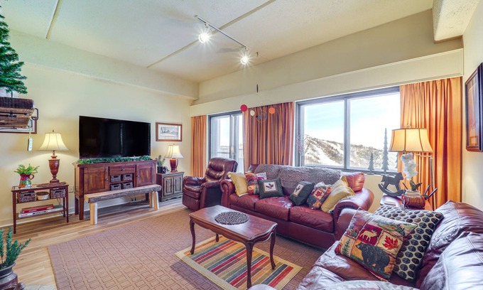 Sugar Mountain Condo | 3 Mi to Sugar Mtn Slopes! Condo w/Hot Tub & Pool