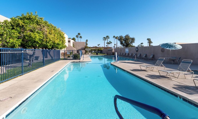 Baristo Hotel | 3 Unites! Full Kitchens, Outdoor Pools & Free Parking