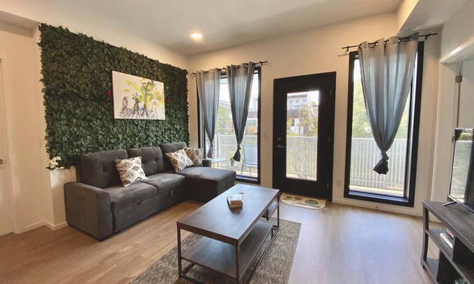 Eighth Avenue Condo | 301 Luxury Condo | 2BD | Pool | Gated Parking | Close to Downtown!