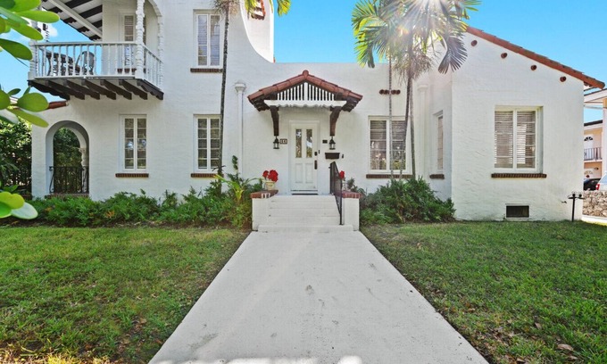 Douglas Apartment | 307 · Upstairs 1bdrm w/Balcony