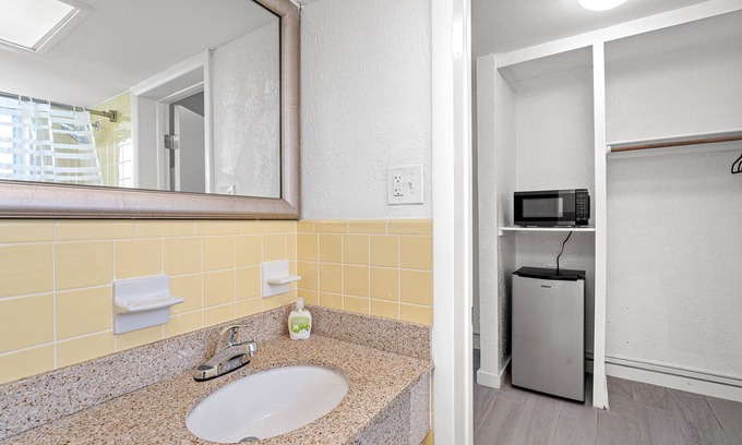 Coral Shores Apartment | 320 - Prime FLL Location! 5 minutes to the Beach!