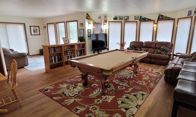 Deer Park House | 3500 Sq Ft Home 4 Suites Pool Table, Hot Tub, Bikes, EV Charger, 4th Night Free!