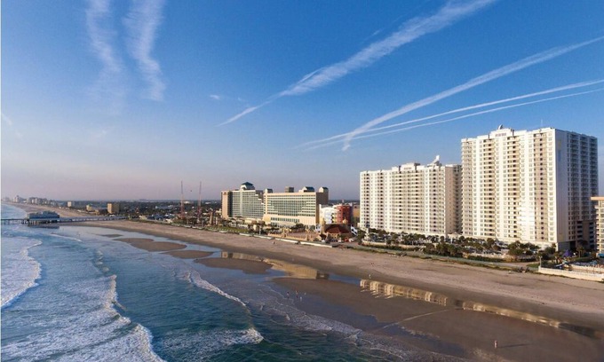 Seabreeze Historic District Resort | 3BD/Daytona - Beach, Pools, Lazy River, Bar, Slides