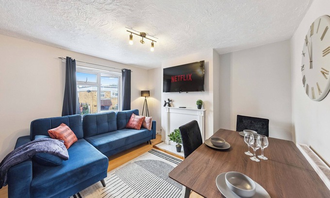 Basildon House | 3Bed Gem, Sleep 7, with a TV in Every Room, Garden, Free Parking and Netflix