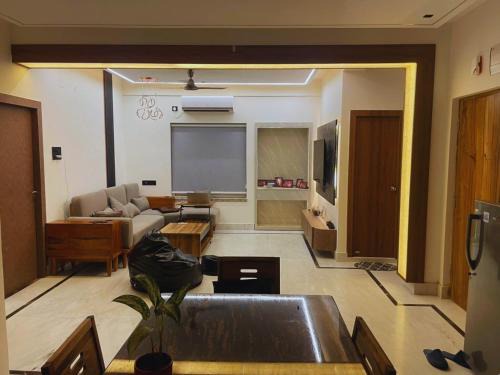 Kolkata Apartment | 3BHK Family Apartment & Deluxe Private Rooms near EM Bypass, Kolkata