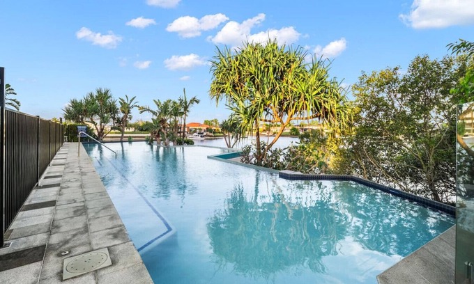 Biggera Waters Apartment | 3BR Apartment +Pool Parking!Steps to Harbour Town