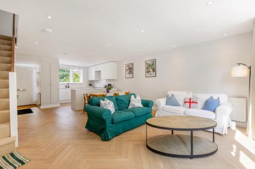 St. Mary's Park Apartment | 3BR Battersea Maisonette with Garden by the Park