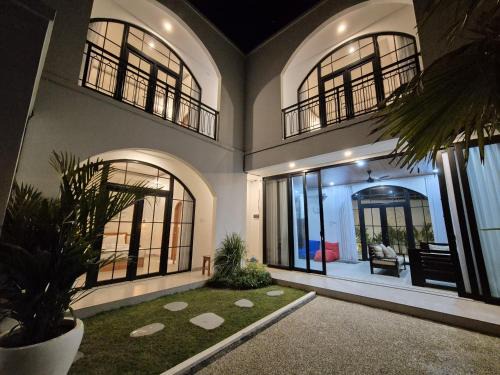 Padonan Villa | 3BR Comfy Stylish Villa Coogee Canggu