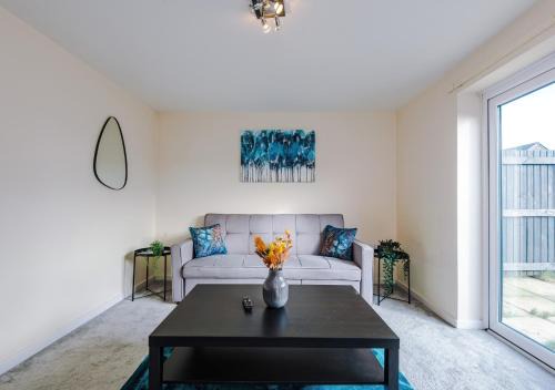 Belle Vue House | 3BR, Free Van Parking, Fast WiFi, Worksites