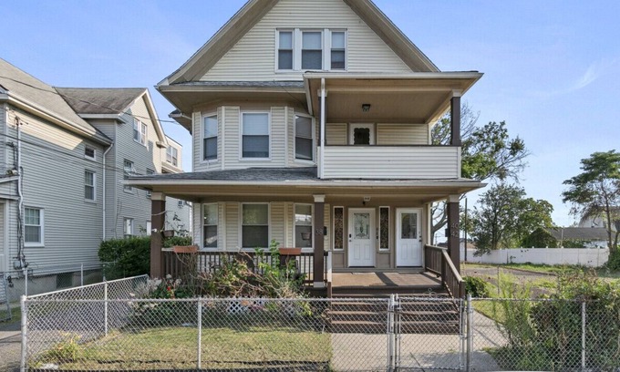 Bridgeport Apartment | 3BR near Yale New Haven/Bridgeport