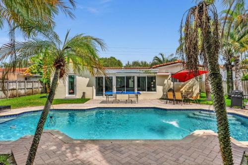 Hollywood Hills House | 3br Vacation Villa W Pool Near Beach & Casino