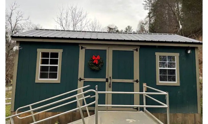 Marshall RV Rental | 3feather Sanctuary private rv/camper/bus spot