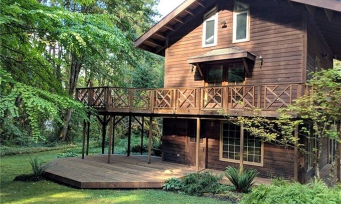 Glacier House | 4,000 sq ft Mt. Baker Ski Lodge, sleeps 21, walk to town, brand new hot tub