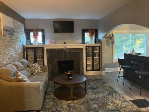 Lansing House | 4 Bed Cozy Home closely located near downtown