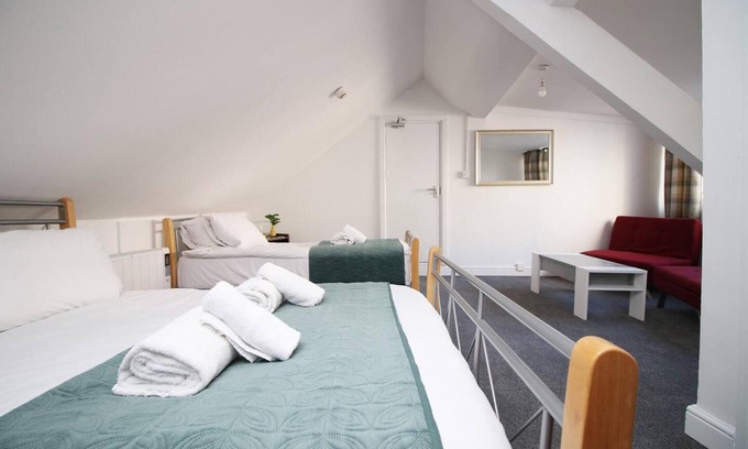 Castle Apartment | 4 Bed Flat - Sleeps 4 - Parking - Wifi