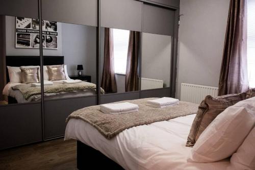Burslem House | 4 Bed House Sleeps 9 Free Parking