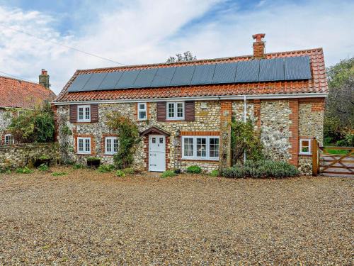 Brancaster House | 4 Bed in Brancaster KT196