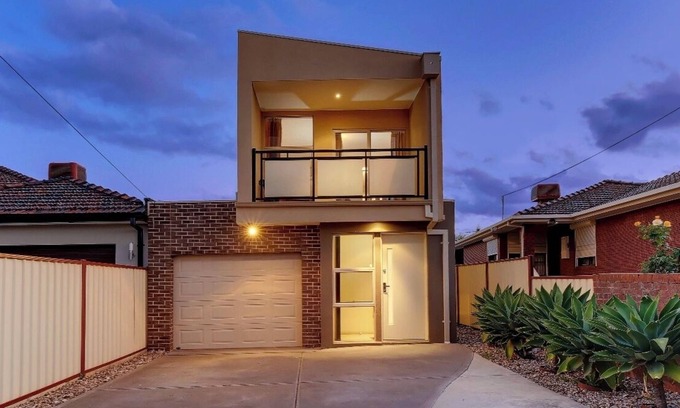 Thomastown House | 4 bedroom 2 bathroom 10min from Melbourne Airport & 20 min from CBD