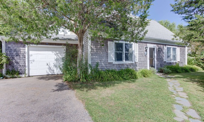 Eastward Look House | 4 Bedroom, Fenced in Yard, Walk to Scarborough Beach