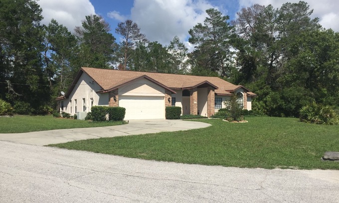 Spring Hill House | 4 Bedroom Home Retreat in Spring Hill, Heated Pool, Free Cable TV and Internet.