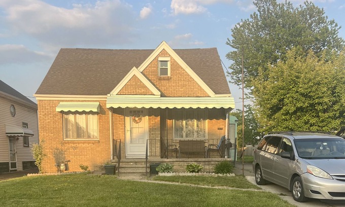 Cheektowaga House | 4 bedroom house only 3 minutes away from the Galleria mall
