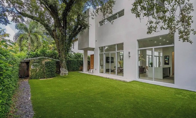Coral Terrace House | 4-bedroom Miami Mansion with AC, WiFi, cold plunge, pool table and jacuzzi