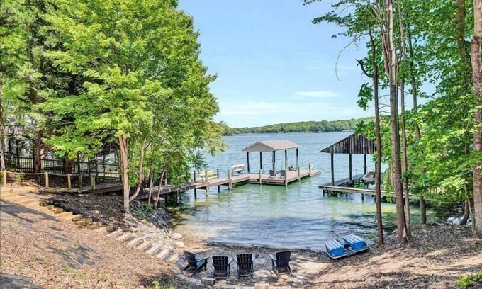Huddleston House | 4 Bedrooms, 1 Flex Room, 4 Bathrooms! Beautiful Home with SANDY BEACH! Occupancy 8! HOT TUB! Come