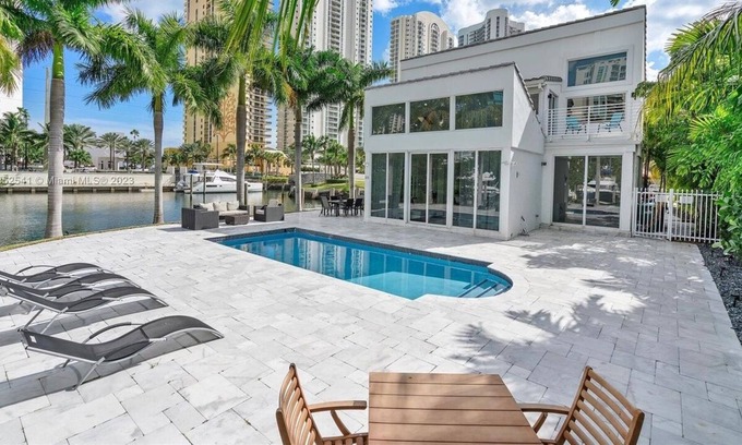 Eastern Shores House | 4 BR Modern Villa on the water!