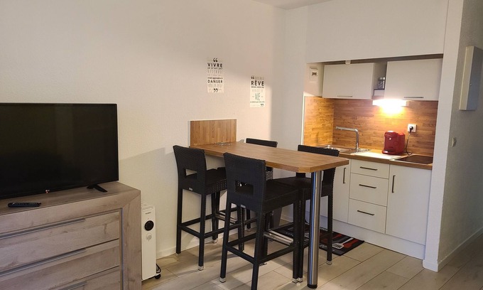 Le Port Apartment | 4-PERSON STUDIO CLOSE TO THE BEACH, PRIVATE PARKING