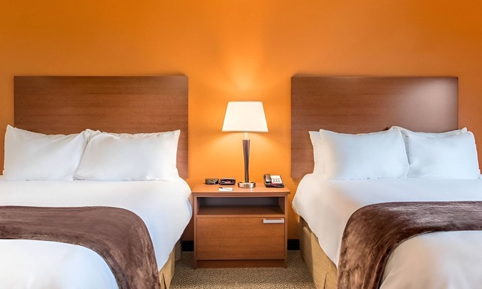 Wixom Hotel | 4 Rooms with Fully Equipped Kitchen - Stay Conveniently Near Major Attractions