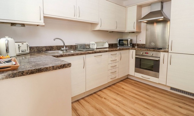 Porth Apartment | 4 THE BEACH HOUSE, family friendly, country holiday cottage in Porth