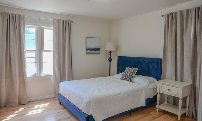 Amarillo House | 4Room| 7 Beds | Sleeps 12