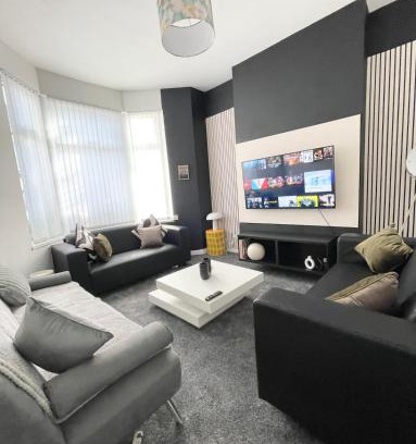 Roath House | 5 Bed Urban Escape - Spacious - 3 Floors - Parking