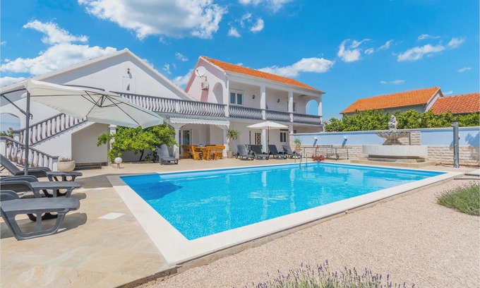 Tinj House | 5 bedroom accommodation in Tinj