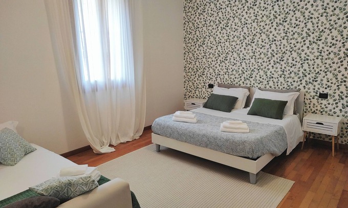 Vicenza Apartment | 5 Beds - Garden - Pvt Parking - Independent