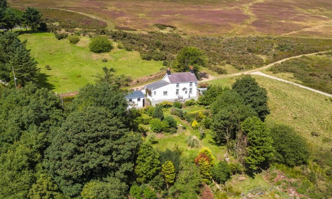 Llithfaen Cottage | 5* Cottage. Stunning mountain & sea views. Large games room