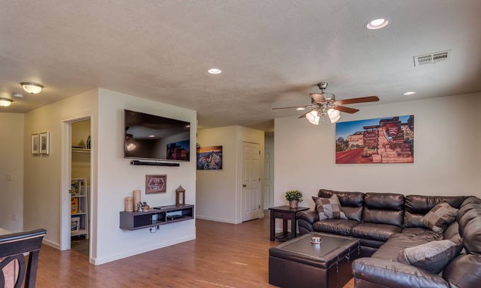 La Verkin House | 5 King beds, 3 bunk beds, sleeps 19+, foosball, ping pong, Fast 100 mbps WiFi