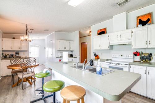 Homosassa House | 5 Mi to Homosassa Springs Park Home with Yard!