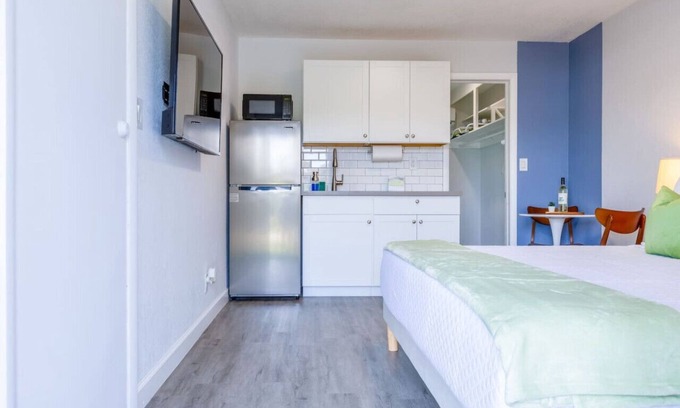 Coral Ridge Apartment | 5 min to BEACH walk to restaurant, bars, mall, etc