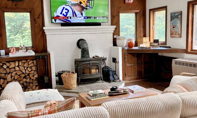 Central Vermont- Killington House | 5 Min to Lodges & Town; Arcade & Ping Pong Table; Hot Tub; Renovated