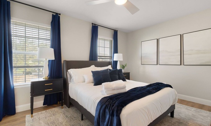 Northeast South Bend House | 5 min to ND! -> Everything NEW Game Day Graduation Move-In 5 BD Townhome